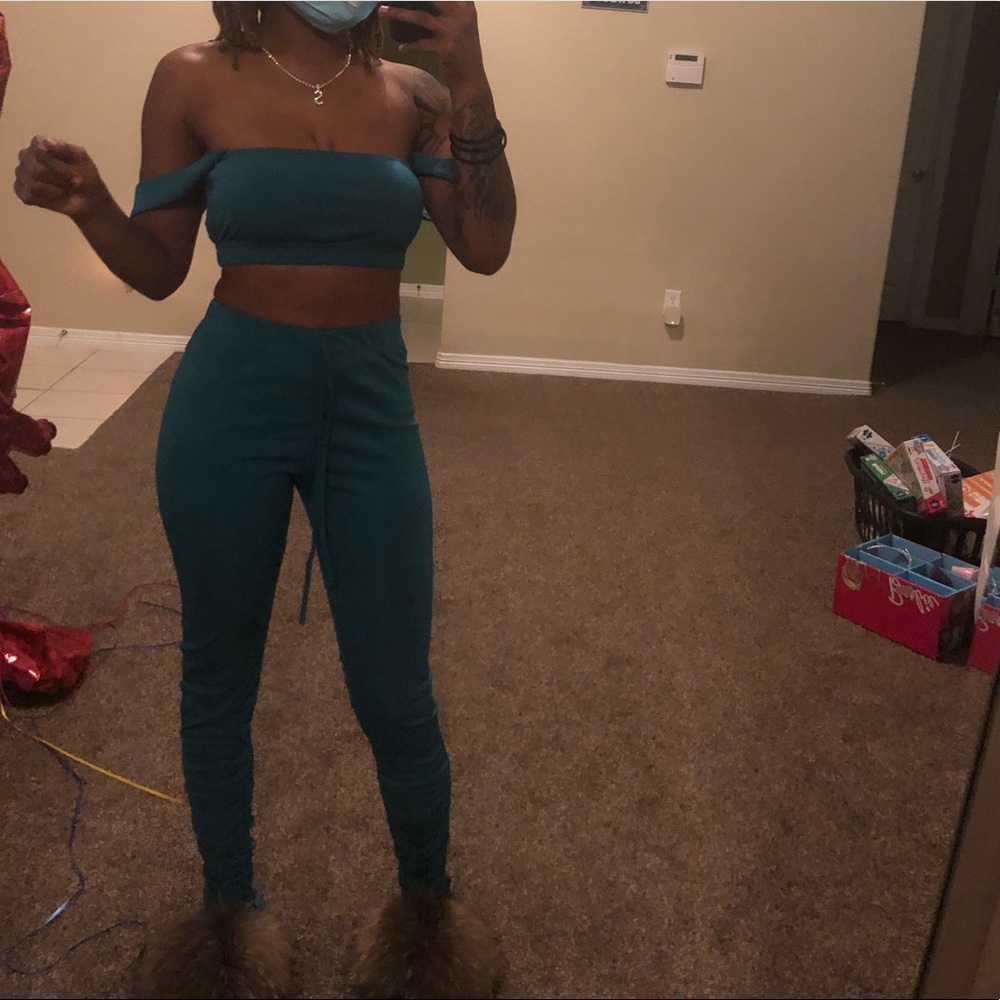 Two piece set - Picture 2 of 8
